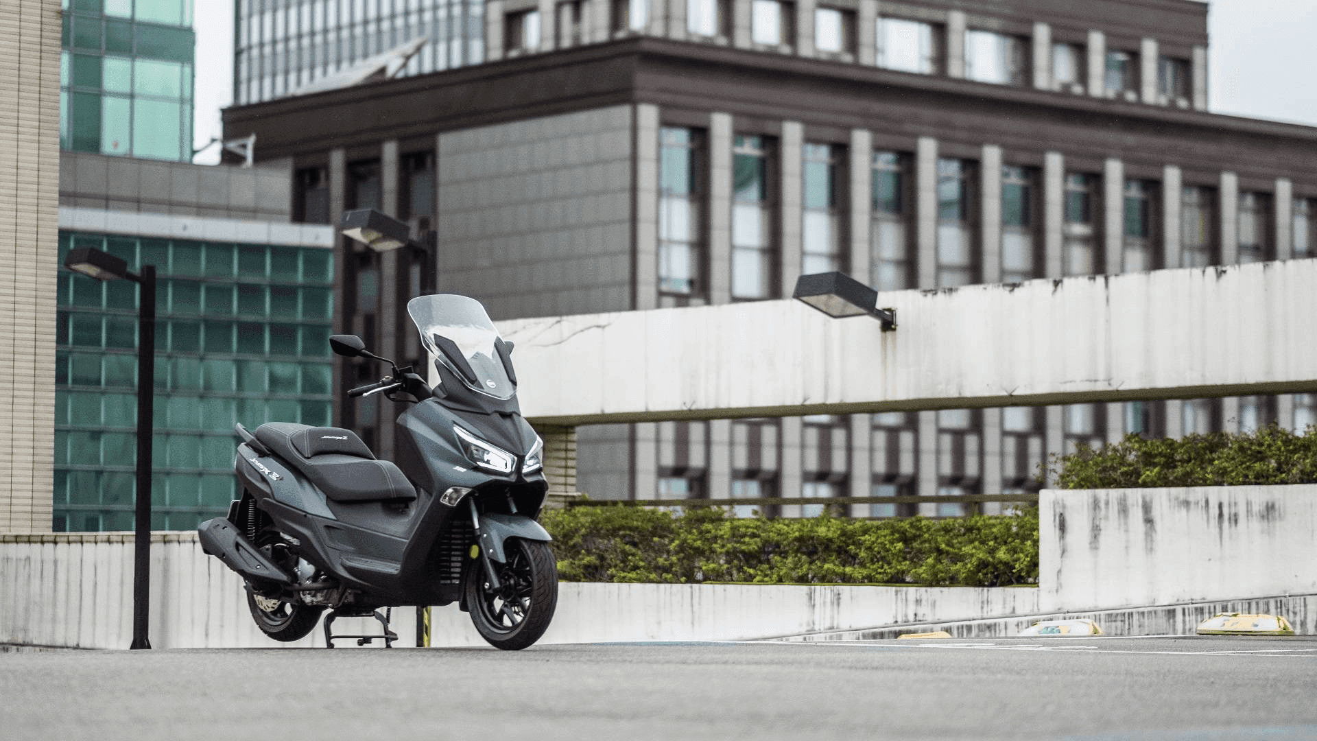 SYM JOYMAX Z+ 300: לא עוד קטנוע – אלא שדרוג אמיתי לחיים על שני גלגלים!